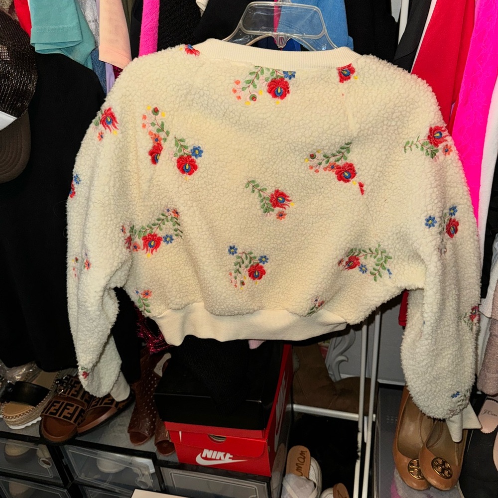 Urban outfitters soft sweater with flowers - Picture 3 of 3